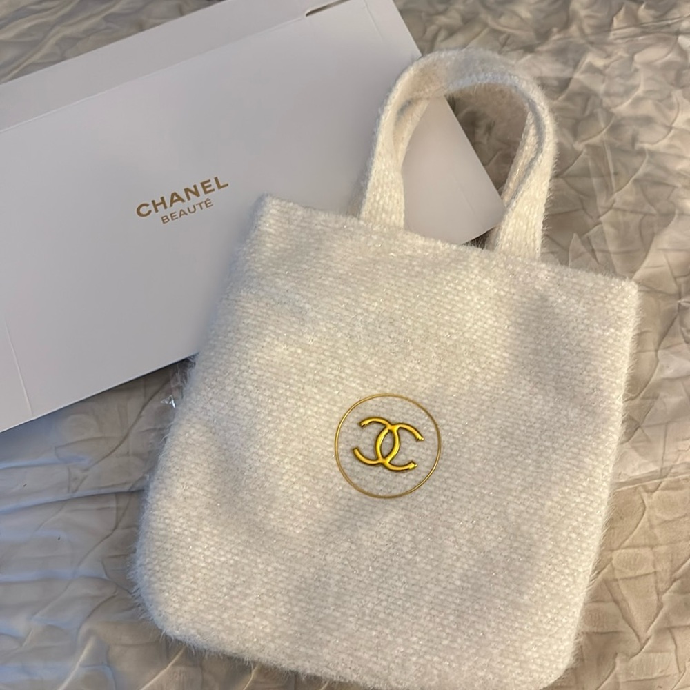 NEW Chanel Beauté Soft Knit Mini Tote!